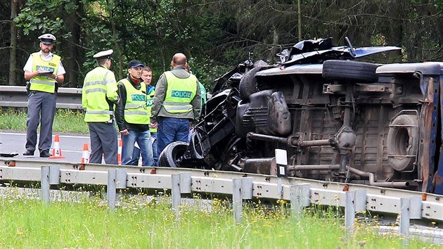 Pi stetu osobnho automobilu s dodvkou u Karlovch Var jeden z idi zemel.