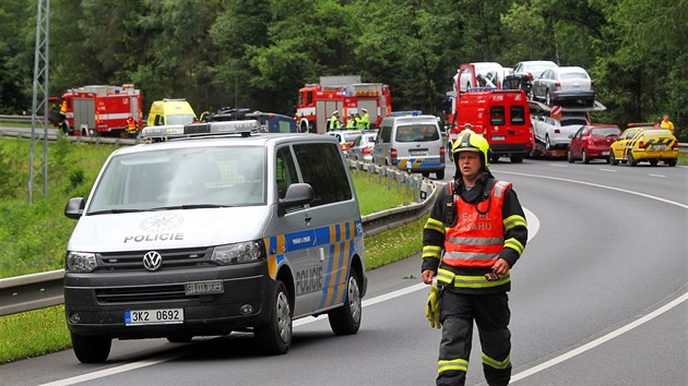 Pi stetu osobnho automobilu s dodvkou u Karlovch Var jeden z idi zemel.