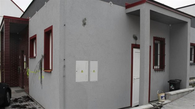 Dva vandalov pokodili fasdu domu v Nerudov ulici v Karlovch Varech.