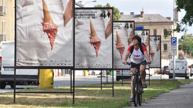 Na 41. ročník Letní filmové školy upozorňují po celém Uherském Hradišti plakáty, jejichž autory jsou mladí designéři Štěpán Malovec a Adam Tureček.