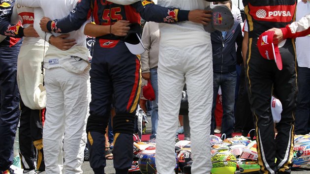 Minuta ticha za zesnulho kolegu Julese Bianchiho ped startem Velk ceny Maarska v podn pilot formule 1.