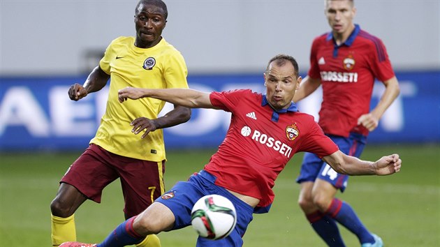 Sparansk tonk Kehinde Fatai (vlevo) v souboji s obrncem Sergejem Ignaeviem z CSKA Moskva.