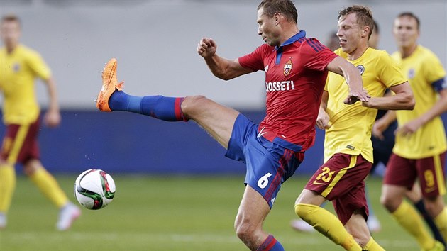 Alexej Berezuckij z CSKA Moskva stl na branku Sparty.