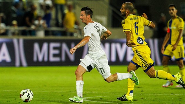 Plzesk fotbalista Milan Petrela (vlevo) unik hrm Maccabi Tel Aviv.