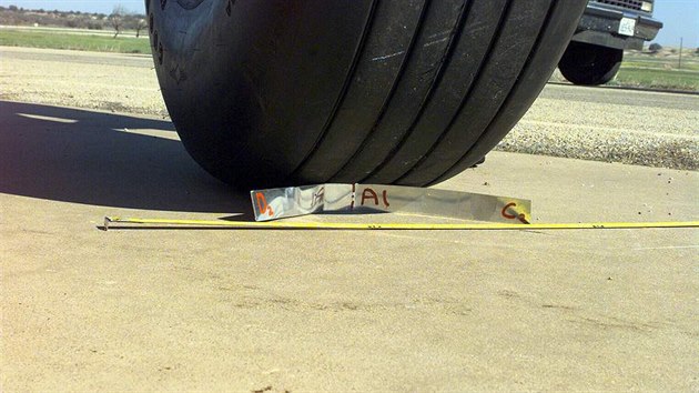 Test provedený francouzskými vyšetřovateli: mohla titanová lamela proříznout pneumatiku Concordu?