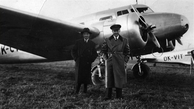 Josef Engliš (vpravo) u letounu na letišti v Otrokovicích