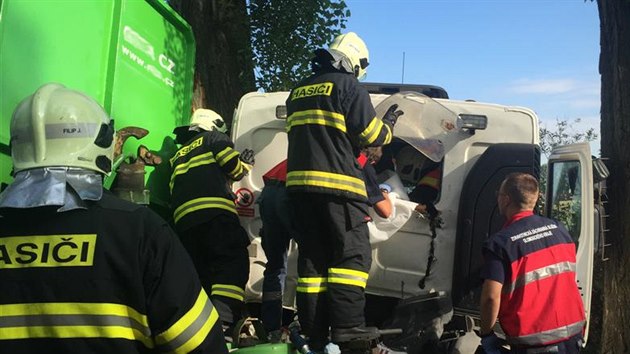 Pi vn nehod se na kraji Olomouce pi pedjdn srazily osobn a nkladn vz. Ti lid skonili v nemocnici, dva tce zrann pitom museli z vrak vyprostit hasii.