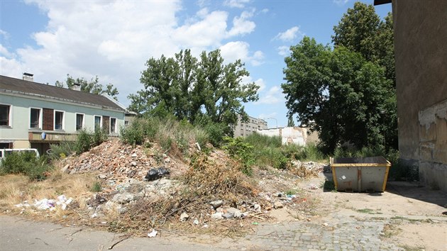 Na mst nkdejho romskho ghetta v perovsk kodov ulici je i po letech msto slibovanho luxusnho bulvru s atraktivnm bydlenm a obchody stle jen rumit se sutinami dom i polorozboenmi ruinami.