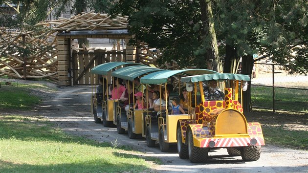 Olomouck zoologick zahrada na Svatm Kopeku otevela druhou st safari, kter zve na projku vlkem do africk divoiny s antilopami a irafami.