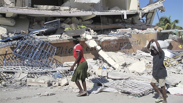 Haiti je v současnosti zbídačenou zemí. Na snímku zničená budova v Port-au-Prince.