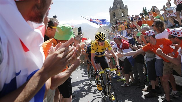 Chris Froome usilovn lape bhem 20. etapy Tour de France