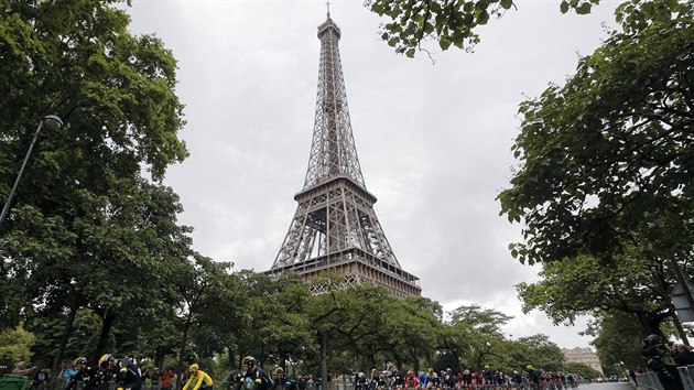 POD EIFFELOVKOU. Momentka ze zvren etapy Tour de France