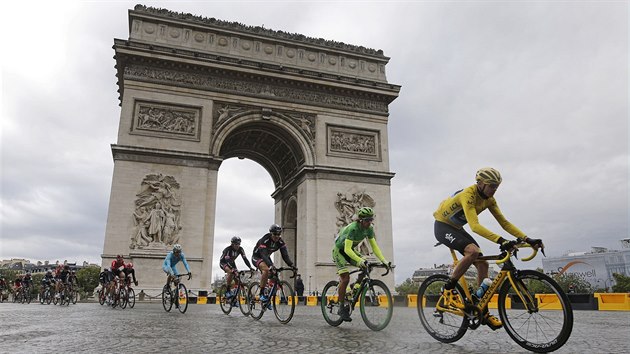 KOLEM VÍTZNÉHO OBLOUKU. Momentka ze závrené etapy Tour de France