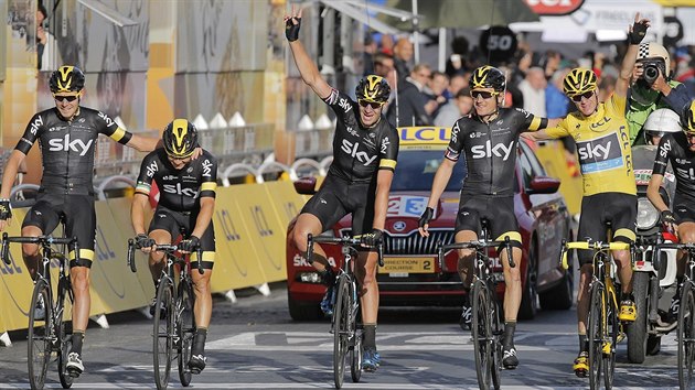 Chris Froome (druh zprava) dojd do cle zvren etapy Tour de France.