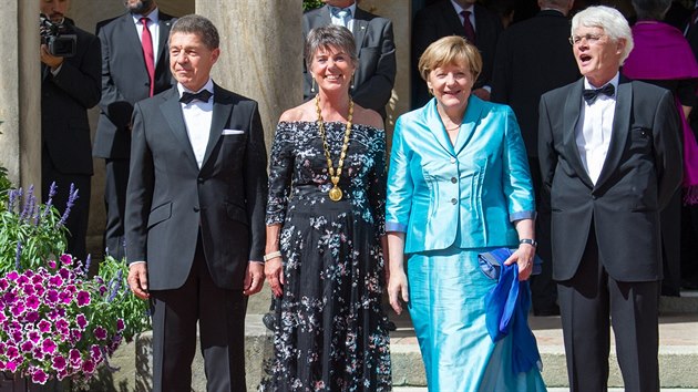 Německá kancléřka Angela Merkelová se svým mužem Joachimem Sauerem (vlevo), primátorkou Bayreuthu Brigitte Merk-Erbe a jejím mužem Thomasem (vpravo) pózují na zahájení festivalu v Bayreuthu (25. července 2015).