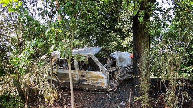 koda Felicia shoela po nrazu do stromu u Vlic na Trutnovsku, idii projdjc okolo pedtm stihli zachrnit posdku (17.7.2015).