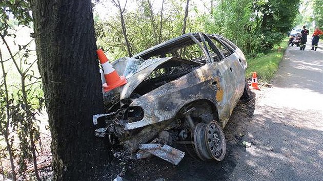 koda Felicia shoela po nrazu do stromu u Vlic na Trutnovsku, idii projdjc okolo pedtm stihli zachrnit posdku (17.7.2015).