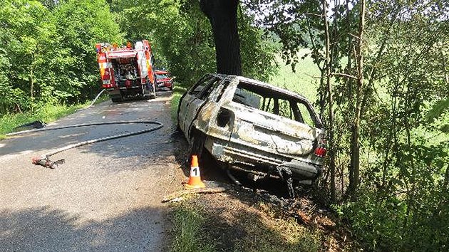 koda Felicia shoela po nrazu do stromu u Vlic na Trutnovsku, idii projdjc okolo pedtm stihli zachrnit posdku (17.7.2015).