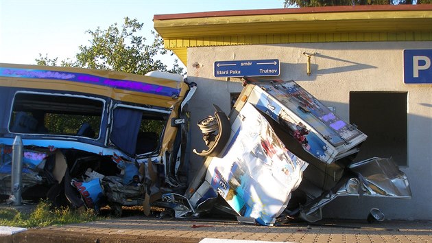 V Hostinnm na Trutnovsku se srazil minibus s osobnm vlakem (26.7.2015).