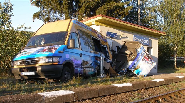 V Hostinném na Trutnovsku se srazil minibus s osobním vlakem (26.7.2015).