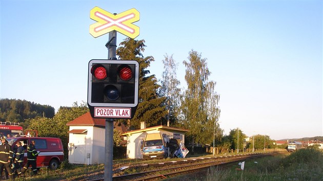 V Hostinnm na Trutnovsku se srazil minibus s osobnm vlakem (26.7.2015).