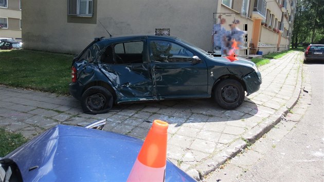 Historick parn vlec pi Anensk pouti v Rokytnici v Orlickch horch nekontrolovan couval v kopci na sdliti a pokodil nkolik aut (26.7.2015).