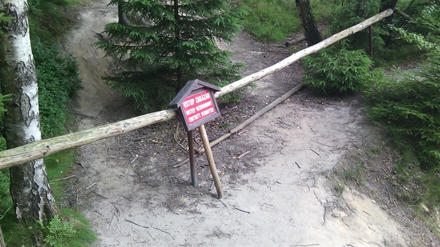 Pracovnci Sprvy Chrnn krajinn oblasti Broumovsko rozdvali pi kontrole pokuty nvtvnkm koupajcm se v bval pskovn v Adrpachu. Nachz se v nrodn prodn rezervaci, turist tam smj chodit po stezkch na placenm okruhu (23.7.2015).