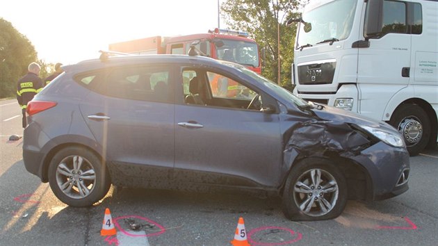 Policist vyetuj nehodu, pi n zemel motork.