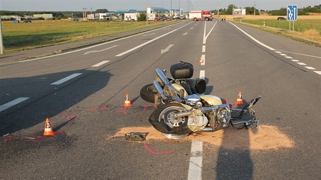 Policist vyetuj nehodu, pi n zemel motork.