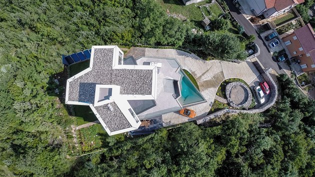 Domu vévodí venkovní bazén, umístěný na terase v patře. Ten tvoří dominantu celé stavby, stojí na masivním betonovém kuželovitém sloupu, do kterého se promítá i odvaha celé neobvyklé realizace vily.