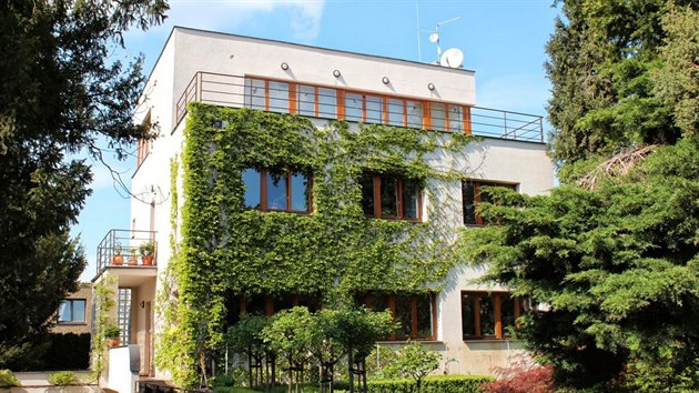 Dům Řezáč, Na Ostrohu 56, Dejvice. Vila byla postavena v roce 1932 pro spisovatele Václava Řezáče. Autorem velmi úsporného domu je architekt Vojtěch Kerhart.
