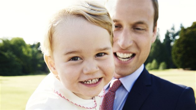 Princ George se svm otcem princem Williamem (5. ervence 2015)