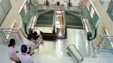 �ena spadla do eskalátoru