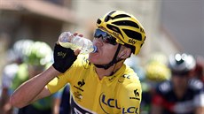 Chris Froome se oberstvuje bhem 16. etapy Tour de France.