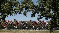 Cyklisté bhem estnácté etapy Tour de France.