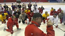 Olomou�tí hokejisté naslouchají pokyn�m trenéra Zde�ka Venery.