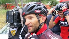 Usměvavý Jan Bárta za cílem 17. etapy Tour de France.