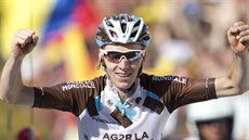 ZASLOUENÁ RADOST. Romain Bardet dotáhl svj únik v serpentinách k vítzství v...