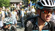 Zdenk tybar (v popedí) a za ním vyerpaný Mark Cavendish v cíli 18. etapy.