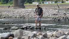 Hladina Labe je v t�chto dnech mimo�ádn� nízká. Suchou nohou lze v Ústí dojít...