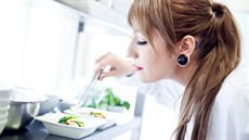 Kamura ví, �e se jí i o�ima.