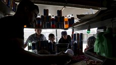 Syrští uprchlíci nakupují jídlo v jordánském táboře Zaatarí (17. července 2015).