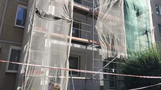 Senior se kv�li zabouchnutým klí��m cht�l dostat do svého bytu p�es le�ení. Z...
