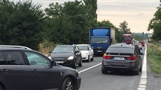 Kvli nehod tí aut na silnici u Slaného se tvoily kolony, policie odklánla...