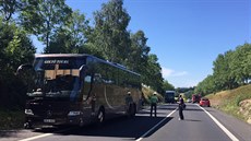 U obce Struná na Karlovarsku se eln srazilo osobní auto a autobus.