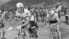 Francouzský cyklista Bernard Thévenet (vlevo) ukončil na Tour de France 1975...