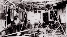 Mohutný výbuch vyrazil okna i dvee a místnost prakticky zdemoloval. Hitler,...