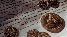 N�kolik zlatých mincí s profilem Cosima de' Medici, které le�í na dokumentech z...