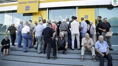 Klienti �ekají na otev�ení Piraeus Bank v Heraklionu na Krét� (20. �ervence...