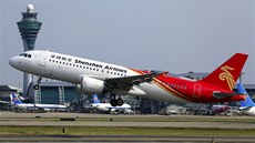 Airbus A320 spolenosti Shenzhen Airlines na letiti v ínském Kantonu.
